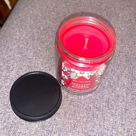 Bath & Body Works Japanese Cherry Blossom Single Wick Candle - Picture 2 of 2